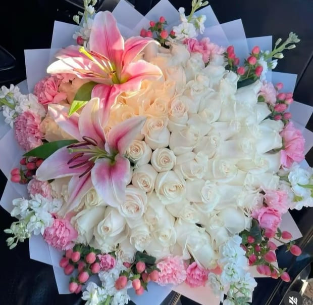 50 White Roses and lilies